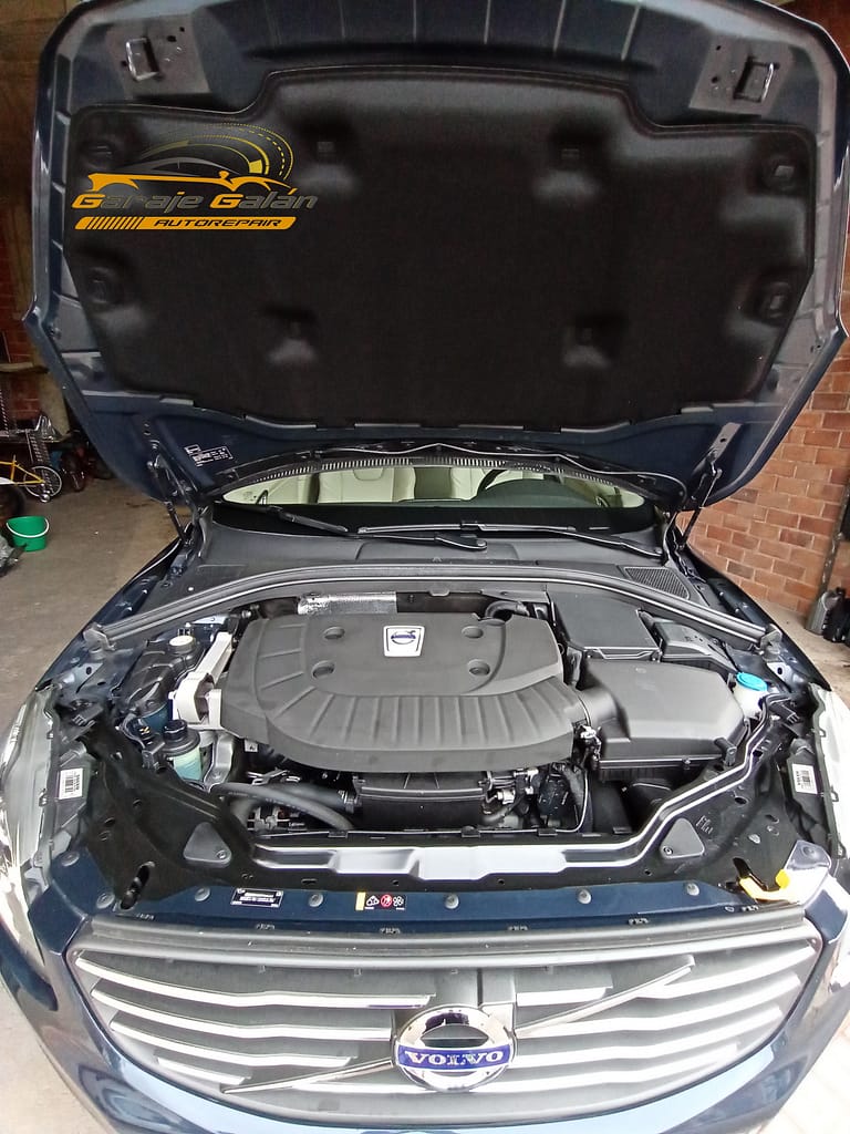 Limpieza de vano motor volvo limpio