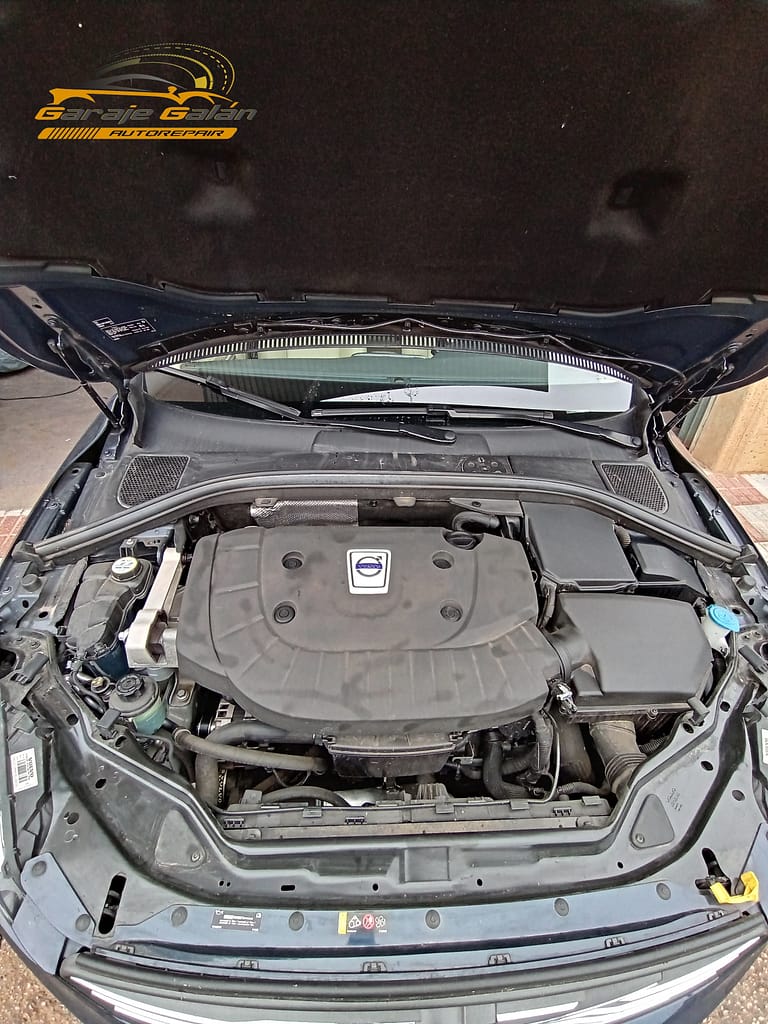 Limpieza de vano motor volvo sucio